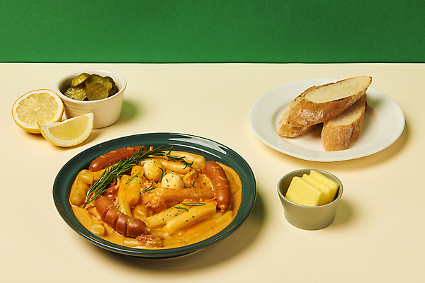 포토 JPG 스튜디오촬영 접시 실내 요리 사람없음 소시지 바게트 분식 레몬 피클 야식 버터 로즈메리 메추리알 베이지색배경 초록배경 로제떡볶이 국내포토 식기 음식 빵 백그라운드 과일 내부 초록색 알 가공식품 떡볶이 허브 베이지색 절임 파일형식