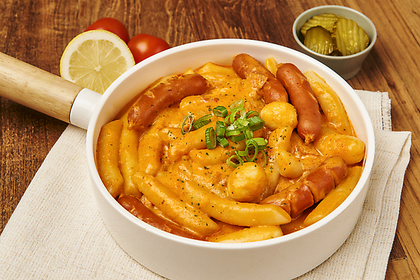 포토 JPG 스튜디오촬영 그릇 방울토마토 실내 요리 사람없음 식탁보 프라이팬 소시지 분식 레몬 피클 야식 메추리알 나무배경 로제떡볶이 국내포토 식기 음식 백그라운드 토마토 과일 주방용품 내부 알 가공식품 떡볶이 절임 파일형식