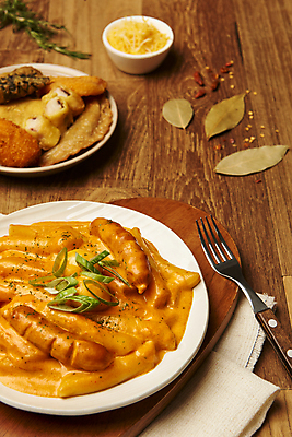 포토 JPG 스튜디오촬영 접시 포크 치즈 실내 요리 사람없음 튀김 식탁보 소시지 분식 야식 로즈메리 김말이 나무도마 오징어튀김 월계수 튀김만두 나무배경 페페론치노 로제떡볶이 국내포토 식기 음식 백그라운드 고추 유제품 도마 내부 목재 가공식품 떡볶이 허브 만두 파일형식