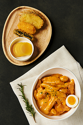 포토 JPG 스튜디오촬영 그릇 검은배경 실내 요리 사람없음 하이앵글 튀김 식탁보 분식 단무지 야식 삶은계란 로즈메리 고구마튀김 김말이 나무접시 로제떡볶이 국내포토 식기 접시 음식 뷰포인트 백그라운드 내부 계란 검은색 계란요리 떡볶이 허브 파일형식