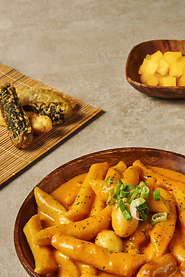 포토 JPG 스튜디오촬영 실내 요리 사람없음 튀김 분식 단무지 대나무발 파 새우튀김 메추리알 김말이 나무접시 베이지색배경 로제떡볶이 국내포토 접시 음식 백그라운드 채소 새우 내부 알 떡볶이 베이지색 파일형식