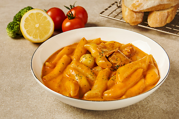 포토 JPG 스튜디오촬영 접시 방울토마토 실내 요리 사람없음 바게트 브로콜리 분식 레몬 메추리알 베이지색배경 로제떡볶이 식힘망 국내포토 식기 음식 빵 백그라운드 토마토 채소 과일 내부 알 주방도구 떡볶이 제빵도구 베이지색 파일형식