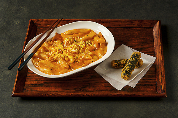 포토 JPG 스튜디오촬영 접시 검은배경 치즈 실내 요리 사람없음 튀김 분식 야식 나무젓가락 기름종이 김말이 나무쟁반 로제떡볶이 국내포토 식기 종이 음식 백그라운드 젓가락 유제품 쟁반 내부 목재 검은색 떡볶이 파일형식