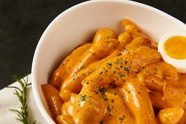 포토 JPG 스튜디오촬영 그릇 검은배경 실내 요리 근접촬영 사람없음 식탁보 분식 야식 삶은계란 로즈메리 파슬리가루 로제떡볶이 국내포토 식기 음식 뷰포인트 백그라운드 내부 계란 검은색 계란요리 가루 떡볶이 허브 파일형식