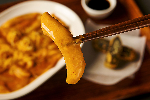 포토 JPG 스튜디오촬영 그릇 실내 요리 들기 근접촬영 사람없음 아웃포커스 튀김 분식 간장 나무젓가락 김말이 젓가락질 종이호일 로제떡볶이 국내포토 식기 음식 뷰포인트 젓가락 모션 촬영기법 손짓 내부 양념 떡볶이 파일형식