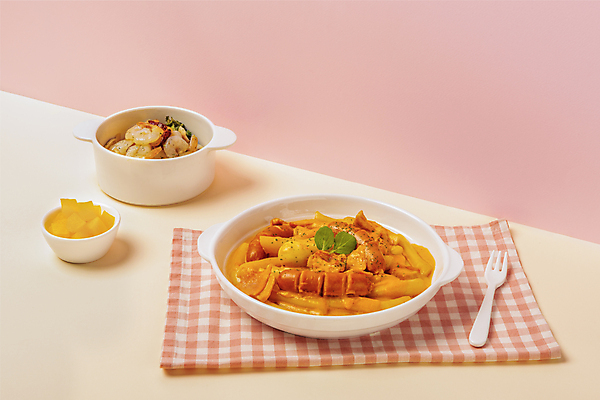 포토 JPG 스튜디오촬영 그릇 포크 실내 요리 사람없음 식탁보 소시지 분식 단무지 분홍색배경 감바스 로제떡볶이 국내포토 식기 음식 분홍색 백그라운드 내부 가공식품 떡볶이 스페인음식 파일형식