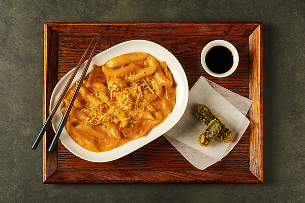 포토 JPG 스튜디오촬영 접시 검은배경 실내 요리 사람없음 하이앵글 튀김 분식 간장 야식 종지 나무젓가락 김말이 나무쟁반 종이호일 로제떡볶이 국내포토 그릇 식기 음식 뷰포인트 백그라운드 젓가락 쟁반 내부 목재 검은색 양념 떡볶이 파일형식