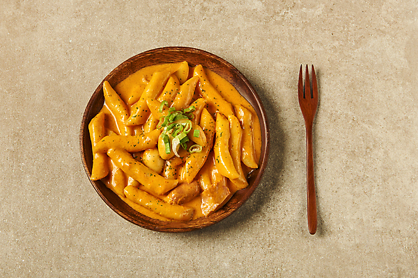 포토 JPG 스튜디오촬영 실내 요리 사람없음 하이앵글 분식 야식 파 나무접시 나무포크 베이지색배경 로제떡볶이 국내포토 접시 음식 뷰포인트 백그라운드 포크 채소 내부 떡볶이 베이지색 파일형식