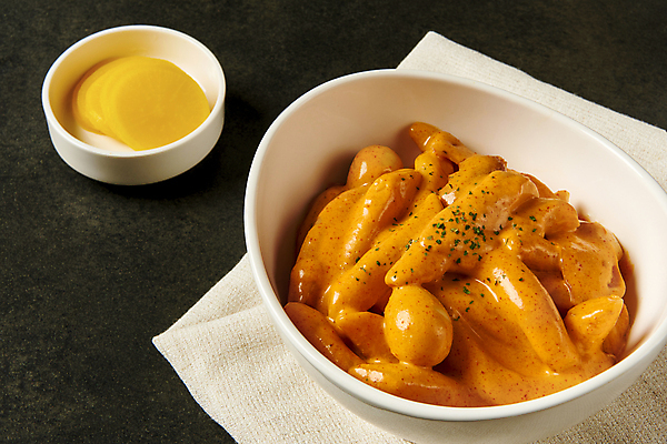 포토 JPG 스튜디오촬영 그릇 검은배경 실내 요리 사람없음 식탁보 분식 단무지 야식 파슬리가루 로제떡볶이 국내포토 식기 음식 백그라운드 내부 검은색 가루 떡볶이 파일형식