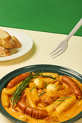 포토 JPG 스튜디오촬영 접시 포크 실내 요리 사람없음 소시지 바게트 분식 로즈메리 메추리알 베이지색배경 초록배경 로제떡볶이 국내포토 식기 음식 빵 백그라운드 내부 초록색 알 가공식품 떡볶이 허브 베이지색 파일형식