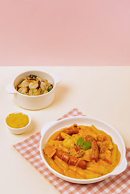 포토 JPG 스튜디오촬영 그릇 새우 실내 요리 사람없음 식탁보 소시지 분식 단무지 분홍색배경 감바스 로제떡볶이 국내포토 식기 음식 분홍색 백그라운드 갑각류 내부 가공식품 떡볶이 스페인음식 파일형식