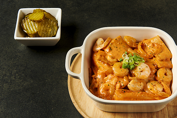 포토 JPG 스튜디오촬영 그릇 검은배경 새우 실내 요리 사람없음 분식 피클 야식 파 나무쟁반 로제떡볶이 국내포토 식기 음식 백그라운드 채소 쟁반 갑각류 내부 목재 검은색 떡볶이 절임 파일형식