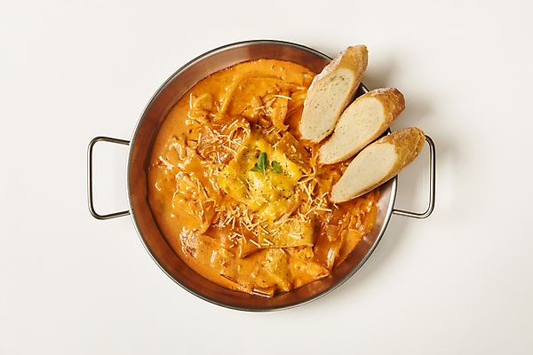 포토 JPG 스튜디오촬영 치즈 실내 요리 사람없음 하이앵글 냄비 바게트 분식 흰배경 로제떡볶이 국내포토 음식 빵 뷰포인트 백그라운드 유제품 내부 흰색 솥 떡볶이 파일형식