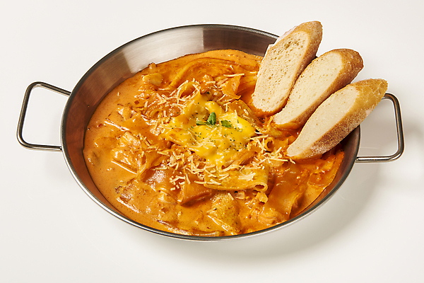 포토 JPG 스튜디오촬영 치즈 실내 요리 사람없음 냄비 바게트 분식 흰배경 로제떡볶이 국내포토 음식 빵 백그라운드 유제품 내부 흰색 솥 떡볶이 파일형식