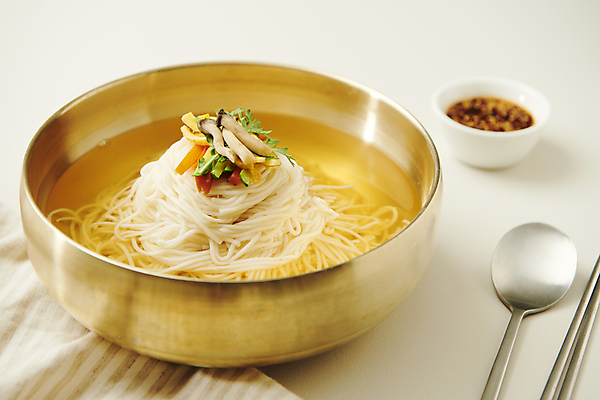 포토 JPG 스튜디오촬영 그릇 젓가락 실내 사람없음 숟가락 천 흰배경 간장 종지 기호식품 잔치국수 온면 국내포토 식기 음식 백그라운드 수저 내부 흰색 직물 양념 국수 파일형식