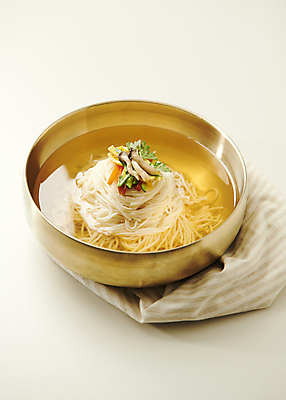 포토 JPG 스튜디오촬영 그릇 사람없음 천 흰배경 기호식품 잔치국수 온면 국내포토 식기 음식 백그라운드 실내 흰색 직물 국수 파일형식