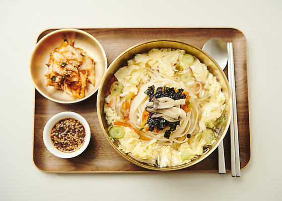 포토 JPG 스튜디오촬영 그릇 젓가락 김치 사람없음 하이앵글 숟가락 면 흰배경 간장 종지 기호식품 칼국수 나무쟁반 잔치국수 온면 국내포토 식기 한식 음식 뷰포인트 백그라운드 쟁반 수저 실내 목재 흰색 양념 국수 파일형식