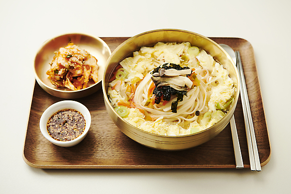 포토 JPG 스튜디오촬영 그릇 젓가락 김치 사람없음 숟가락 면 흰배경 간장 종지 기호식품 칼국수 나무쟁반 잔치국수 온면 국내포토 식기 한식 음식 백그라운드 쟁반 수저 실내 목재 흰색 양념 국수 파일형식