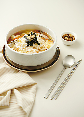 포토 JPG 스튜디오촬영 그릇 접시 젓가락 사람없음 숟가락 천 흰배경 간장 종지 기호식품 잔치국수 온면 국내포토 식기 음식 백그라운드 수저 실내 흰색 직물 양념 국수 파일형식