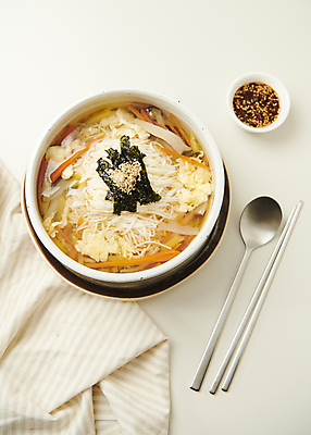 포토 JPG 스튜디오촬영 그릇 젓가락 사람없음 하이앵글 숟가락 천 흰배경 간장 종지 기호식품 잔치국수 온면 국내포토 식기 음식 뷰포인트 백그라운드 수저 실내 흰색 직물 양념 국수 파일형식