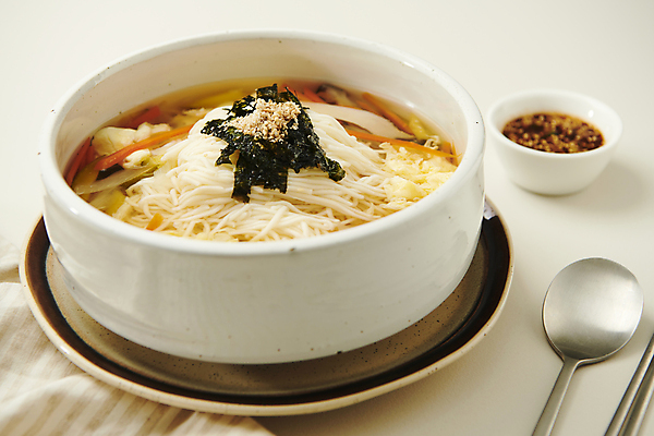 포토 JPG 스튜디오촬영 그릇 접시 젓가락 사람없음 숟가락 천 흰배경 간장 종지 기호식품 잔치국수 온면 국내포토 식기 음식 백그라운드 수저 실내 흰색 직물 양념 국수 파일형식