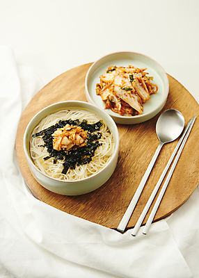 포토 JPG 스튜디오촬영 그릇 접시 젓가락 김치 사람없음 숟가락 천 흰배경 기호식품 김치말이국수 나무쟁반 온면 국내포토 식기 한식 음식 백그라운드 쟁반 수저 실내 목재 흰색 직물 국수 파일형식