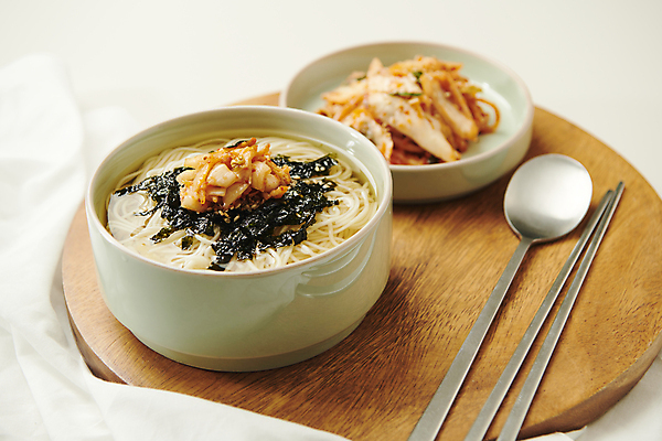 포토 JPG 스튜디오촬영 그릇 접시 젓가락 김치 사람없음 숟가락 천 흰배경 기호식품 김치말이국수 나무쟁반 온면 국내포토 식기 한식 음식 백그라운드 쟁반 수저 실내 목재 흰색 직물 국수 파일형식