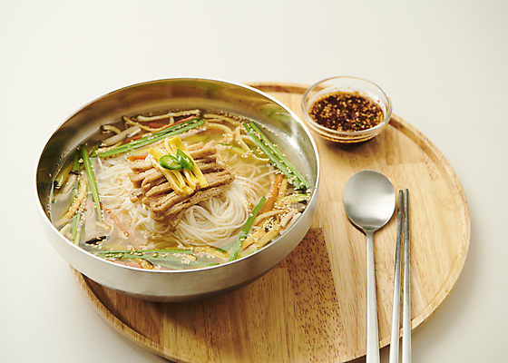 포토 JPG 스튜디오촬영 그릇 젓가락 사람없음 숟가락 흰배경 간장 종지 기호식품 나무쟁반 유부 잔치국수 온면 국내포토 식기 음식 백그라운드 쟁반 수저 실내 목재 흰색 양념 국수 파일형식