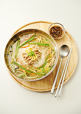 포토 JPG 스튜디오촬영 그릇 젓가락 사람없음 하이앵글 숟가락 흰배경 간장 종지 기호식품 나무쟁반 유부 잔치국수 온면 국내포토 식기 음식 뷰포인트 백그라운드 쟁반 수저 실내 목재 흰색 양념 국수 파일형식