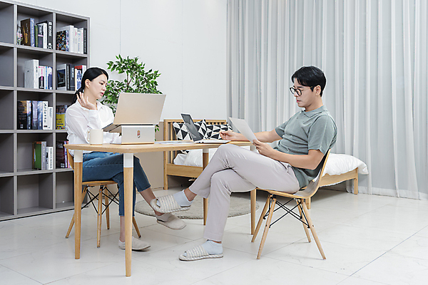 포토 JPG 전신 응시 여자 남자 안경 40대 중년 의자 중년라이프 책장 실내 들기 앉기 두명 옆모습 책 비즈니스라이프 노트북 펜 한국인 다리꼬기 침대 비즈니스맨 비즈니스우먼 책상 문서 중년부부 재택근무 맞벌이 중년만 안경낌 딩크족 국내포토 라이프스타일 부부 시선 잡화 뷰포인트 가구 비즈니스 모션 사람 동양인 성인 내부 전자제품 필기구 직장인 성인만 파일형식