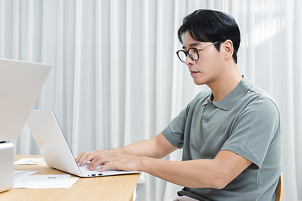 포토 JPG 응시 남자 안경 40대 중년 중년라이프 실내 한명 앉기 상반신 옆모습 비즈니스라이프 노트북 한국인 비즈니스맨 책상 문서 재택근무 중년남자한명만 안경낌 국내포토 1 라이프스타일 시선 잡화 뷰포인트 가구 비즈니스 모션 사람 동양인 성인 내부 전자제품 직장인 남자한명만 중년남자만 파일형식