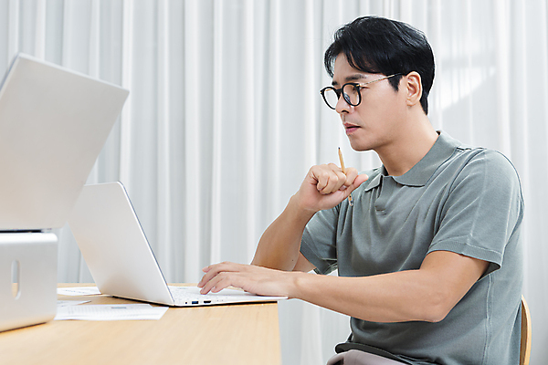 포토 JPG 응시 남자 안경 40대 중년 중년라이프 실내 한명 들기 앉기 상반신 옆모습 비즈니스라이프 노트북 연필 한국인 비즈니스맨 책상 고민 재택근무 중년남자한명만 안경낌 국내포토 1 라이프스타일 시선 잡화 감정 뷰포인트 가구 비즈니스 모션 학용품 사람 동양인 성인 내부 전자제품 필기구 직장인 남자한명만 중년남자만 파일형식