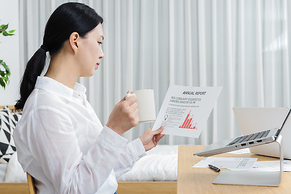 포토 JPG 응시 여자 40대 중년 중년라이프 그래프 실내 한명 들기 상반신 옆모습 비즈니스라이프 노트북 한국인 머그컵 비즈니스우먼 책상 문서 재택근무 중년여자한명만 국내포토 1 라이프스타일 시선 뷰포인트 가구 비즈니스 모션 사람 동양인 성인 내부 컵 전자제품 직장인 여자한명만 중년여자만 파일형식