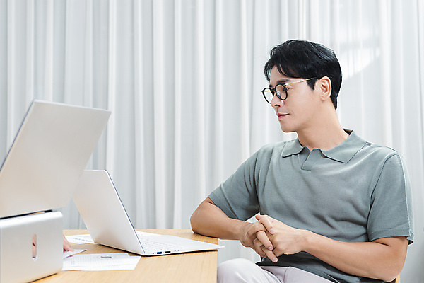 포토 JPG 응시 남자 안경 40대 중년 중년라이프 실내 한명 미소 앉기 상반신 옆모습 비즈니스라이프 노트북 한국인 비즈니스맨 책상 손모으기 재택근무 화상통화 중년남자한명만 안경낌 국내포토 1 라이프스타일 시선 잡화 뷰포인트 가구 비즈니스 모션 표정 사람 동양인 손짓 성인 내부 전자제품 직장인 통화 남자한명만 중년남자만 파일형식