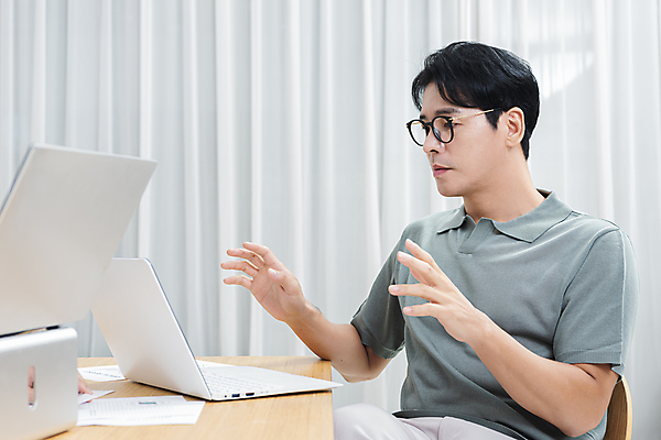 포토 JPG 응시 남자 안경 40대 중년 중년라이프 실내 한명 앉기 손짓 상반신 옆모습 비즈니스라이프 노트북 한국인 비즈니스맨 책상 재택근무 화상통화 중년남자한명만 안경낌 국내포토 1 라이프스타일 시선 잡화 뷰포인트 가구 비즈니스 모션 사람 동양인 성인 내부 전자제품 직장인 통화 남자한명만 중년남자만 파일형식