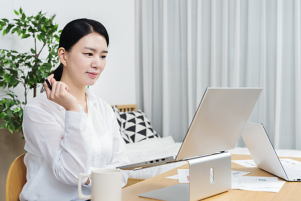 포토 JPG 응시 여자 40대 중년 중년라이프 실내 한명 미소 들기 상반신 옆모습 비즈니스라이프 노트북 펜 한국인 머그컵 비즈니스우먼 책상 문서 재택근무 중년여자한명만 국내포토 1 라이프스타일 시선 뷰포인트 가구 비즈니스 모션 표정 사람 동양인 성인 내부 컵 전자제품 필기구 직장인 여자한명만 중년여자만 파일형식