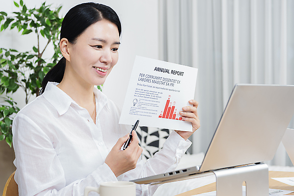 포토 JPG 응시 여자 40대 중년 중년라이프 그래프 실내 한명 미소 들기 상반신 옆모습 비즈니스라이프 노트북 펜 한국인 가리킴 비즈니스우먼 책상 문서 재택근무 화상통화 중년여자한명만 국내포토 1 라이프스타일 시선 뷰포인트 가구 비즈니스 모션 표정 사람 동양인 손짓 성인 내부 전자제품 필기구 직장인 통화 여자한명만 중년여자만 파일형식