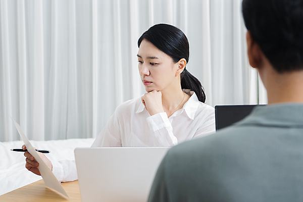 포토 JPG 응시 여자 남자 40대 중년 중년라이프 실내 들기 앉기 상반신 두명 옆모습 뒷모습 비즈니스라이프 노트북 펜 턱괴기 한국인 비즈니스맨 비즈니스우먼 책상 고민 문서 중년부부 재택근무 맞벌이 중년만 딩크족 국내포토 라이프스타일 부부 시선 감정 뷰포인트 가구 비즈니스 모션 사람 동양인 성인 내부 전자제품 필기구 직장인 성인만 파일형식