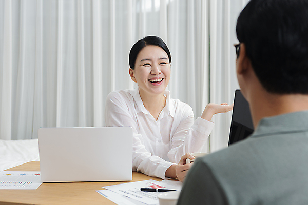 포토 JPG 응시 여자 남자 40대 중년 중년라이프 휴식 실내 대화 미소 앉기 손짓 상반신 두명 앞모습 옆모습 뒷모습 비즈니스라이프 노트북 한국인 비즈니스맨 비즈니스우먼 책상 문서 중년부부 맞벌이 중년만 딩크족 국내포토 라이프스타일 부부 시선 뷰포인트 가구 컨셉 비즈니스 모션 표정 말하기 사람 동양인 성인 내부 전자제품 직장인 성인만 파일형식