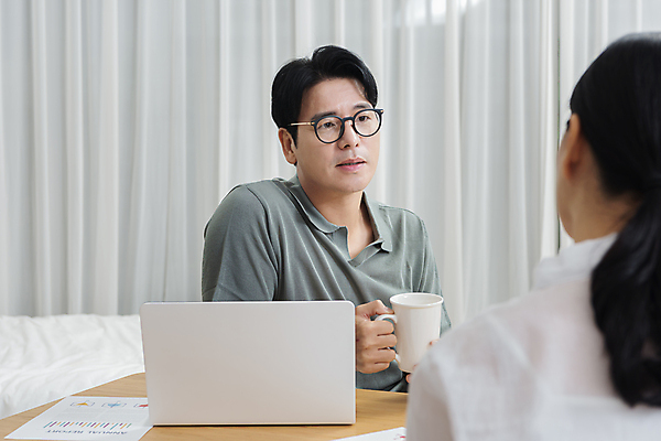포토 JPG 응시 여자 남자 안경 40대 중년 중년라이프 휴식 실내 대화 들기 앉기 상반신 두명 앞모습 뒷모습 비즈니스라이프 노트북 한국인 머그컵 비즈니스맨 비즈니스우먼 책상 문서 중년부부 재택근무 맞벌이 중년만 안경낌 딩크족 국내포토 라이프스타일 부부 시선 잡화 뷰포인트 가구 컨셉 비즈니스 모션 말하기 사람 동양인 성인 내부 컵 전자제품 직장인 성인만 파일형식