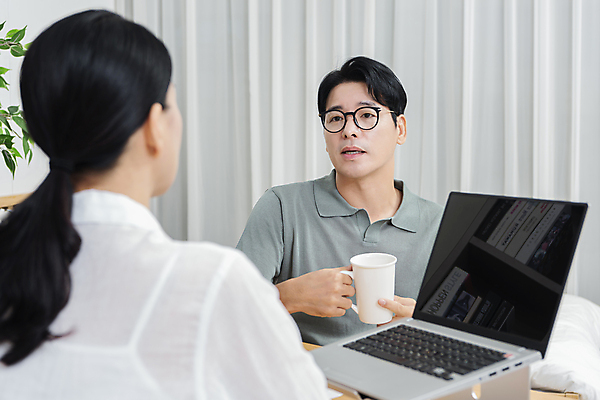 포토 JPG 응시 여자 남자 안경 40대 중년 중년라이프 휴식 실내 대화 들기 앉기 상반신 두명 앞모습 뒷모습 비즈니스라이프 노트북 한국인 비즈니스맨 비즈니스우먼 책상 문서 중년부부 재택근무 맞벌이 중년만 안경낌 딩크족 국내포토 라이프스타일 부부 시선 잡화 뷰포인트 가구 컨셉 비즈니스 모션 말하기 사람 동양인 성인 내부 전자제품 직장인 성인만 파일형식
