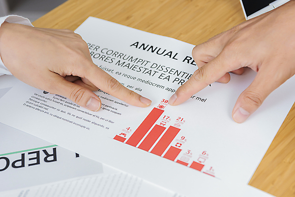 포토 JPG 손 비즈니스 중년라이프 그래프 실내 신체부위 비즈니스라이프 가리킴 책상 문서 재택근무 국내포토 라이프스타일 중년 가구 사람 손짓 내부 파일형식