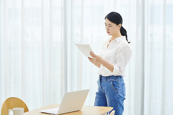 포토 JPG 응시 여자 40대 중년 중년라이프 실내 한명 서기 들기 상반신 옆모습 비즈니스라이프 노트북 한국인 비즈니스우먼 책상 문서 재택근무 중년여자한명만 국내포토 1 라이프스타일 시선 뷰포인트 가구 비즈니스 모션 사람 동양인 성인 내부 전자제품 직장인 여자한명만 중년여자만 파일형식