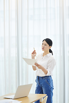 포토 JPG 응시 여자 40대 중년 중년라이프 실내 한명 서기 들기 상반신 옆모습 비즈니스라이프 노트북 펜 한국인 비즈니스우먼 책상 문서 재택근무 중년여자한명만 국내포토 1 라이프스타일 시선 뷰포인트 가구 비즈니스 모션 사람 동양인 성인 내부 전자제품 필기구 직장인 여자한명만 중년여자만 파일형식