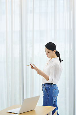 포토 JPG 응시 여자 40대 중년 중년라이프 실내 한명 서기 들기 상반신 옆모습 비즈니스라이프 노트북 펜 한국인 비즈니스우먼 책상 문서 재택근무 중년여자한명만 국내포토 1 라이프스타일 시선 뷰포인트 가구 비즈니스 모션 사람 동양인 성인 내부 전자제품 필기구 직장인 여자한명만 중년여자만 파일형식