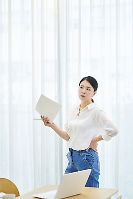 포토 JPG 응시 여자 40대 중년 허리손 중년라이프 실내 한명 서기 들기 상반신 옆모습 비즈니스라이프 노트북 펜 한국인 비즈니스우먼 책상 문서 재택근무 중년여자한명만 국내포토 1 라이프스타일 시선 뷰포인트 포즈 가구 비즈니스 모션 사람 동양인 성인 내부 전자제품 필기구 직장인 여자한명만 중년여자만 파일형식