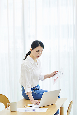 포토 JPG 응시 여자 종이 40대 중년 의자 중년라이프 실내 한명 들기 앉기 상반신 옆모습 비즈니스라이프 노트북 한국인 머그컵 비즈니스우먼 책상 문서 재택근무 중년여자한명만 국내포토 1 라이프스타일 시선 뷰포인트 가구 비즈니스 모션 사람 동양인 성인 내부 컵 전자제품 직장인 여자한명만 중년여자만 파일형식