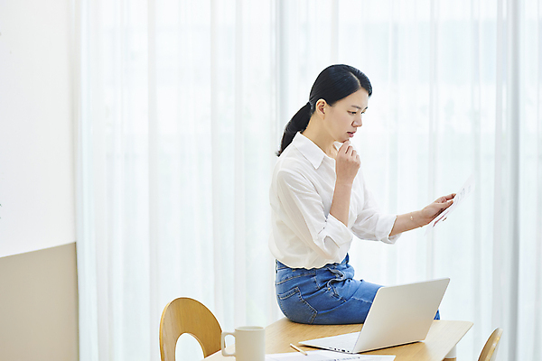 포토 JPG 응시 여자 40대 중년 중년라이프 실내 한명 들기 상반신 옆모습 비즈니스라이프 노트북 한국인 머그컵 비즈니스우먼 책상 고민 문서 재택근무 중년여자한명만 국내포토 1 라이프스타일 시선 감정 뷰포인트 가구 비즈니스 모션 사람 동양인 성인 내부 컵 전자제품 직장인 여자한명만 중년여자만 파일형식