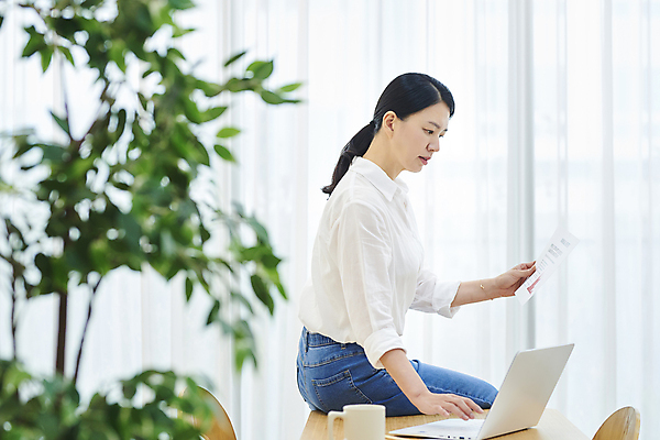 포토 JPG 식물 응시 여자 40대 중년 중년라이프 실내 한명 들기 앉기 상반신 옆모습 비즈니스라이프 노트북 한국인 머그컵 비즈니스우먼 소프트포커스 책상 문서 재택근무 중년여자한명만 국내포토 1 라이프스타일 시선 뷰포인트 가구 비즈니스 모션 촬영기법 사람 동양인 성인 내부 컵 전자제품 직장인 여자한명만 중년여자만 파일형식