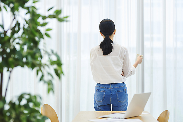 포토 JPG 식물 여자 40대 중년 중년라이프 실내 한명 서기 들기 상반신 뒷모습 비즈니스라이프 노트북 한국인 머그컵 비즈니스우먼 소프트포커스 책상 문서 재택근무 중년여자한명만 국내포토 1 라이프스타일 뷰포인트 가구 비즈니스 모션 촬영기법 사람 동양인 성인 내부 컵 전자제품 직장인 여자한명만 중년여자만 파일형식